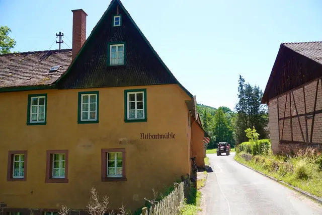 Ein schmales Tal feiert ein doppeltes Jahrhundertjubiläum. Wo 1926 ein neues Wirtshaus öffnete und eine alte Mühle ihren sagenhaften Namen erhielt, verschmelzen die Gegenwart und das Erbe des berühmtesten Minnesängers des Mittelalters zu einem einzigartigen Ort der Sehnsucht. Roland Schönmüller