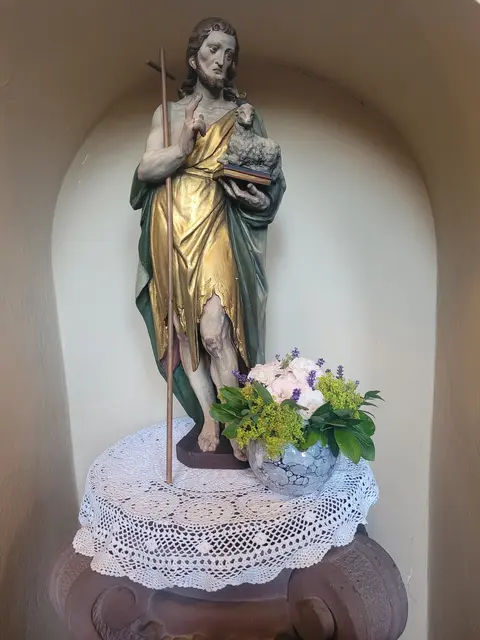 Johannesfigur im Kirchenraum der St.-Johannes-Kirche
