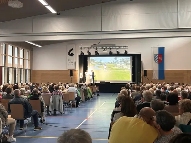Zum 16. Ehrenamtsevent kamen rund 500 ehrenamtlich Engagierte in der Eckenberghalle in Adelsheim zusammen. Mit einem bunten Programm, darunter auch ein Interview mit den Footgolfern Daniel Schäfer und Joshua Gröner vom Golfclub Mudau, dankte der Neckar-Odenwald-Kreis den Ehrenamtlichen für ihr außerordentliches Engagement.


 | Foto: Landratsamt Neckar-Odenwald-Kreis