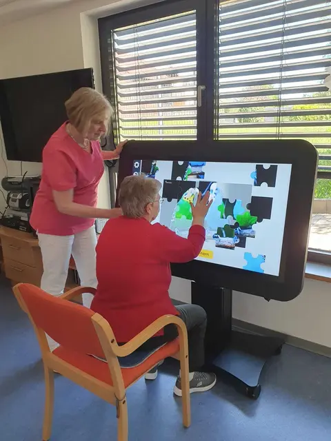 Eine Bereicherung für die Tagespflege ist der Care-Table, ein digitaler Aktivitätstisch – ähnlich einem überdimensionalen Tablet – der sehr gut genutzt wird. Ein Benefizkonzert des Chors Maranatha ermöglichte die Anschaffung. | Foto: Kirchliche Sozialstation Hardheim-Höpfingen-Walldürn e.V.