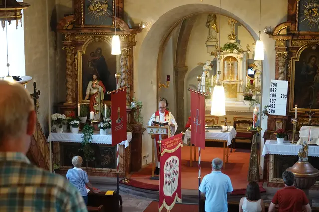 Die ewige Gegenwart des Zeitlosen.
Von 18:30 Uhr bis 19:30 Uhr luden in Heppdiel die Ewige Anbetung und der anschließende Gottesdienst mit Pfarrer Artur Fröhlich zu einer Stunde des Innehaltens ein.