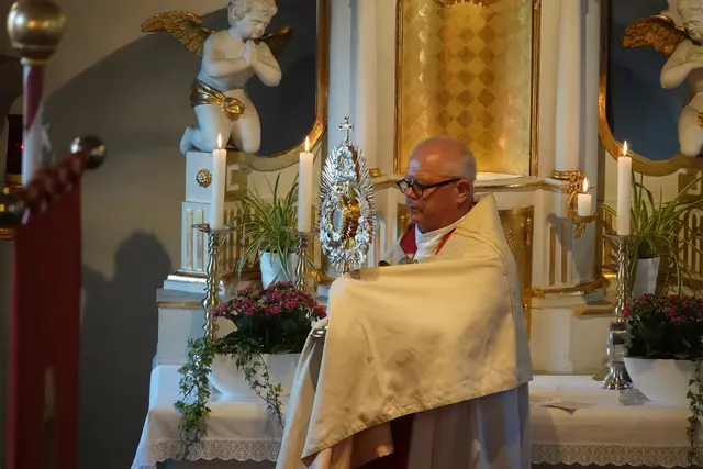 Pfarrer Fröhlich verstand es in der Liturgie, diesen Bogen von der jahrhundertealten Tradition in das Hier und Jetzt zu spannen: Das Gebet vor dem Allerheiligsten sei kein verstaubtes Relikt, sondern ein hochaktueller Ankerpunkt der Seelenruhe im modernen Alltag, betonte der Geistliche.
