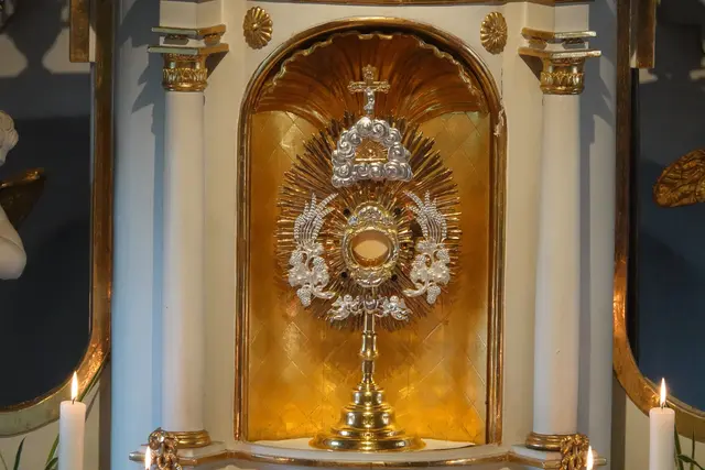 Die Monstranz zeigte bei den Tagen der Ewigen Anbetung in den Kirchen der Pfarreiengemeinschaft St. Antonius Erftal und Höhen, in Eichenbühl, Umpfenbach, Neunkirchen, Richelbach, Riedern, Schippach und Heppdiel die konsekrierte Hostie und machte damit die dauerhafte Gegenwart Gottes im eucharistischen Brot sichtbar. 