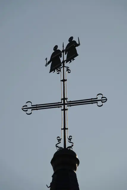 Die beiden Apostelfürsten als Turm-Bekrönung in Neunkirchen.
