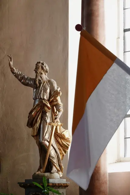 Unverkennbar: Der Apostel Paulus mit dem Schwert. Gesehen in der Pfarrkirche in Neunkirchen. Foto Roland Schönmüller
