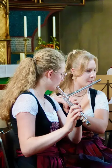 Kurzentschlossen verlegte der Musikverein „Eichenkranz“ Eichenbühl sein traditionelles Gartenkonzert vom flirrenden Rathaushof in die schützenden, kühlen Mauern der Pfarrkirche St. Cäcilia. 