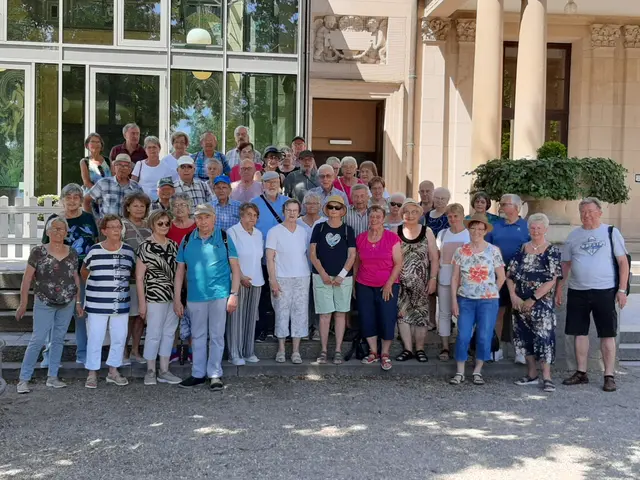 Gruppenfoto an einem schattigen Platz am Kurhaus Wiesbaden | Foto: Peter Birthler