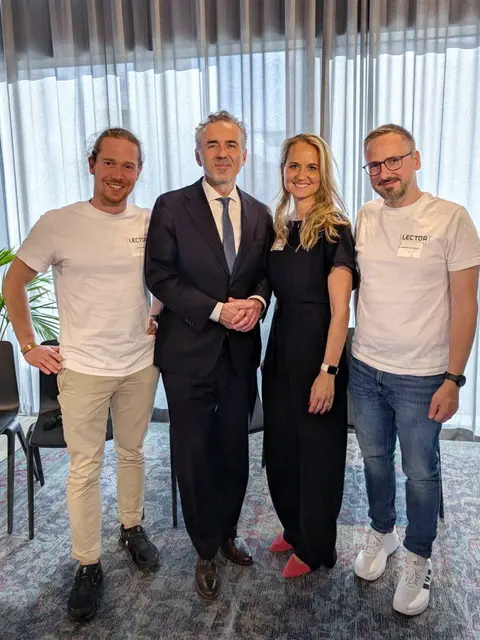 Dr. Max Vossel (lector), Parlamentarischer Staatssekretär Thomas Jarzobmek (BMDS), Tabea Gernoth-Laber (Neckar-Odenwald-Kreis), Benjamin von Ardenne (lector) bei der Vorstellung der Ergebnisse der Pilotphase in Berlin.

 | Foto: lector.ai