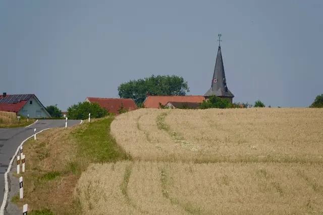 Blick zur Kirche in Neunkirchen. 

