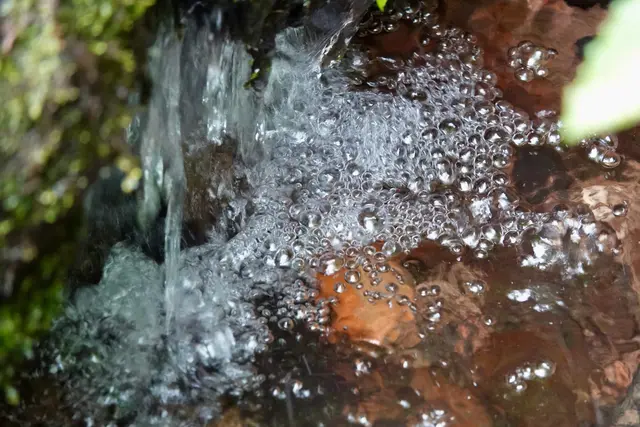 Wasser und Feuchtigkeit senken städtische Temperaturen deutlich, weshalb auch zusätzliche Trinkbrunnen im Stadtbild unverzichtbar werden.