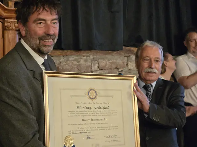 Übergabe der Charterurkunde des Rotary Club Miltenberg von Joachim Fertig (re) an Jürgen Jung | Foto: Christian Hepner