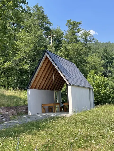 Einfach und schlicht präsentiert sich die jetzt schon fünf Jahre alte Marienkapelle in Breitendiel | Foto: Setzer Bernhard