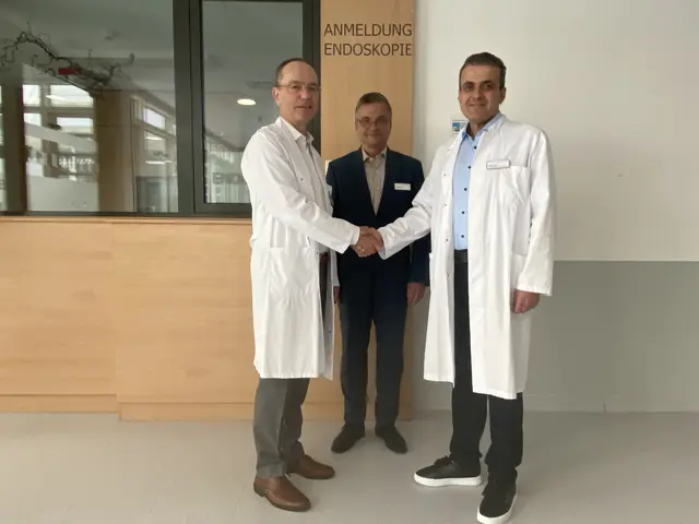 Stabwechsel in der Klinik für Innere Medizin und Gastroenterologie am ⁠Standort Buchen der Neckar-Odenwald-Kliniken
v.I.: Langjähriger Chefarzt Dr. Rüdiger Mahler, Geschäftsführer Harald Löffler, Chefarzt Majd Hasan


 | Foto: Neckar-Odenwald-Kliniken