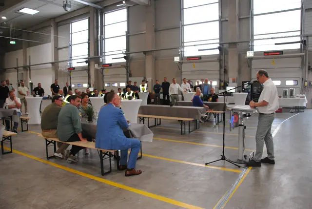 Achim Kirchgäßner, Leiter Fertigwarenlogistik, stellt den Gästen die neue Logistikhalle vor. | Foto: Andrea Kaller-Fichtmüller