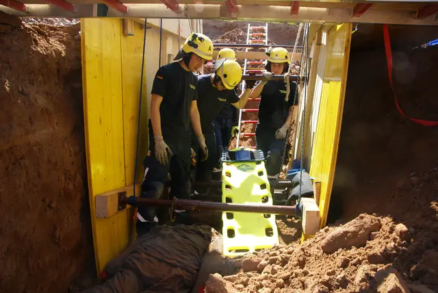 Vorbereitung zur Rettung der verschüttenden Person. | Foto: THW Miltenberg