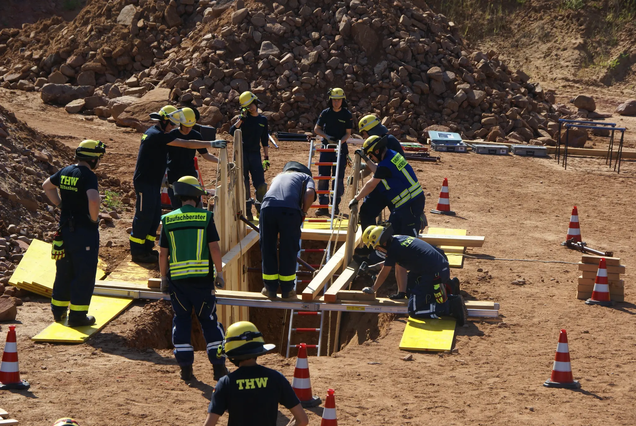 Wenn-jede-Bewegung-z-hlt-Einsatzkr-fte-ben-die-Rettung-versch-tteter-Personen