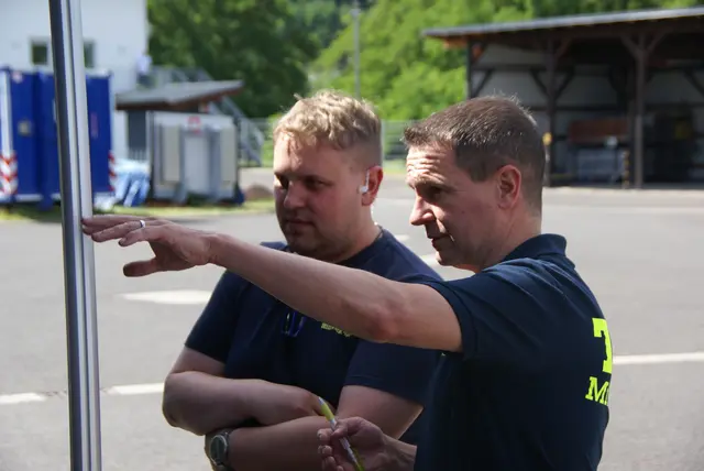 Thomas Frieß bei der Erläuterung der Lage. | Foto: THW Miltenberg