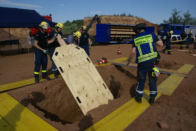 Die erste Sicherungstafel wird gesetzt. | Foto: THW Miltenberg