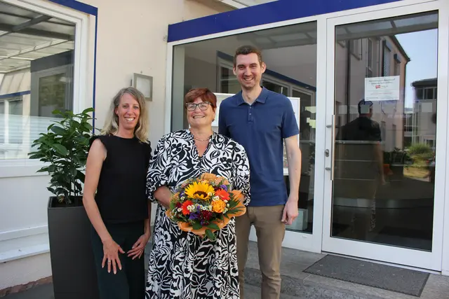 Ehrung am 25.06.26 für 15 Jahre Verlagszugehörigkeit: Jubilarin Martina Herkert (Mitte) mit Anika Fürst (Leiterin Zustellung) und Geschäftsführendem Gesell­schafter Andrè Rüttiger.  | Foto: News Creativ