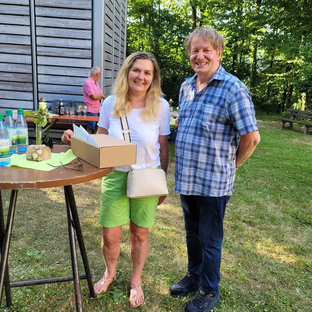 Begegnung am Glockenturm an der St.-Pius-Kirche - Abschiedsgeschenk - Übergabe Doris Hein vom Vereinsring Rück-Schippach an Pfarrer Dr. Heinrich Skolucki
