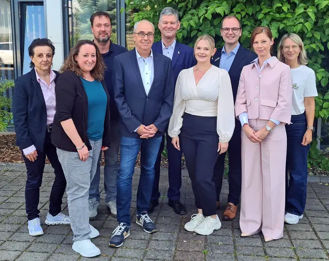 Der alte und neue Vorstand des Netzwerks SchuleWirtschaft mit (von links): Nicole Pfeffer, Kerstin Hoffmann, Matthias Langer (neuer Vorsitzender Schule), Dirk Elias (bisheriger Vorsitzender Wirtschaft), Harald Frankenberger (bisheriger Vorsitzender Schule), Martina Schönfelder (neu), Simon Schusser (neuer Vorsitzender Wirtschaft), Silke Jakobek (neue Geschäftsführerin), Katja Wehner-Theinert (bisher erweiterter Vorstand). | Foto: Harald Frankenberger