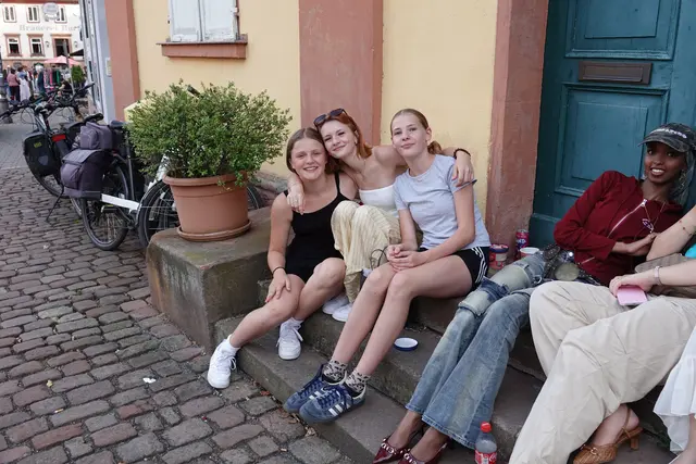 Kurze Verschnaufpause, gleich geht‘s zurück zu fetziger Musik, Krimskrams und Kerzenschein!