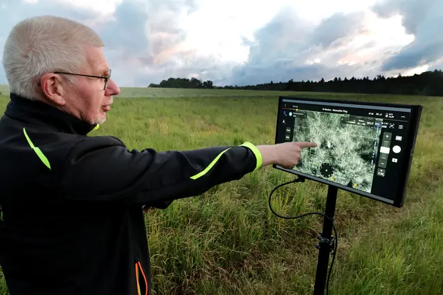 Drohnenpilot Andreas Schmidt hat alles im Griff: Tiere sind wärmer als die Umgebung und bilden sich als helle Punkte ab. Ab und zu rennen auch Hasen, Ricken oder Füchse „durchs Bild“. Foto: Martin Hahn