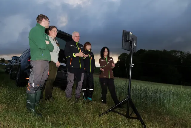 Das Team beobachtet aufmerksam das Monitorbild – Tiere bilden sich als helle Punkte ab.   Foto: Martin Hahn