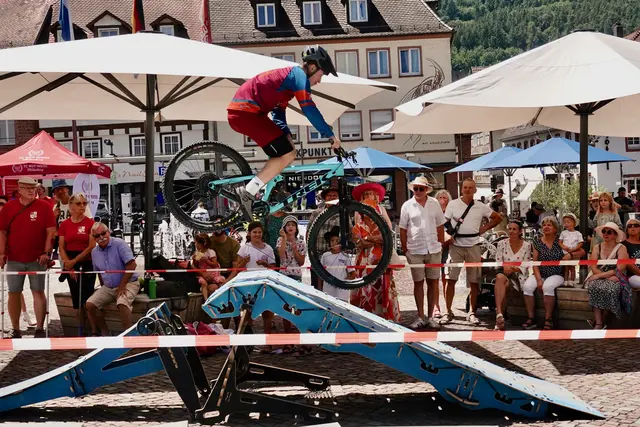 Ihr außergewöhnliches Können präsentierten TVM-Mountainbiker am 4.Juli 2026 auf dem Engelplatz in Miltenberg beim Werbetag der Miltenberger Sportvereine.