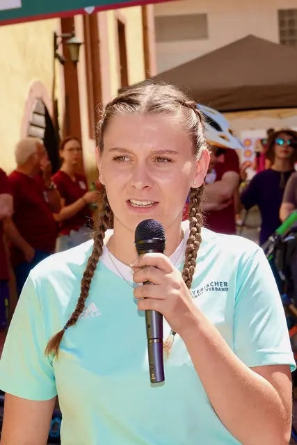 Antonia Bechtold: Bewegung als Begeisterung – Frauenfußball, Generation Z und neue Wege zum Erfolg. 

Antonia Bechtold aus Miltenberg steht beispielhaft für eine junge Generation im Sport, die sich nicht nur über Ergebnisse definiert. Als engagierte Akteurin und Betreuerin im Frauenfußball verbindet sie sportlichen Ehrgeiz mit Freude an Bewegung, Teamgeist und der Offenheit für neue Formen des Sports.  Foto Roland Schönmüller
