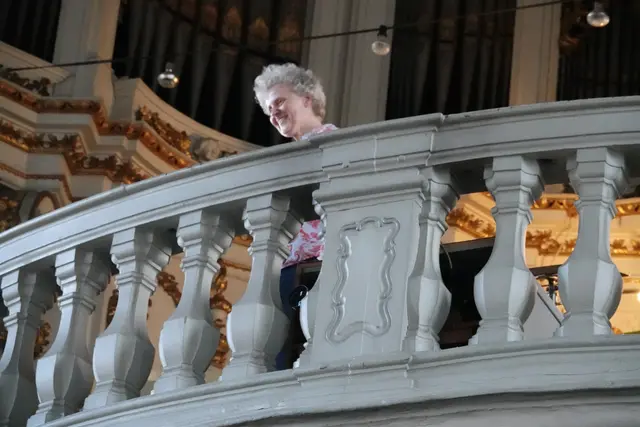 Simone Grimm zeigte an der Orgel ein gutes Gespür für die unterschiedlichen Stile: transparent und geordnet bei Bach, weit gespannt bei Zimmer, ruhig und klangschön bei Martin. Dadurch wurde aus drei sehr verschiedenen Kompositionen ein stimmiger Programmbogen. 