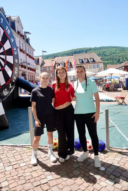 
Zwischen Teamgeist, Trainingslust und der Frage, ob Selbstoptimierung auch nach dem dritten Sprint noch Spaß macht: von links Katharina Grosch, Lora Beitz und Betreuerin Antonia Bechtold vom Turn- und Sportverein Miltenberg zeigen, dass Sport im Landkreis längst mehr ist als Vereinsdisziplin – nämlich Lebensgefühl, Bewegungskultur und gelegentlich auch die eleganteste Ausrede für neue Sportschuhe. Gesehen in Miltenberg beim Sportwerbetag.  Foto Roland Schönmüller
