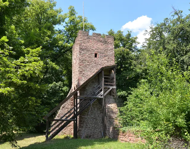 Der Bergfried auf dem Areal der Burgruine Wildenstein | Foto: © Burglandschaft