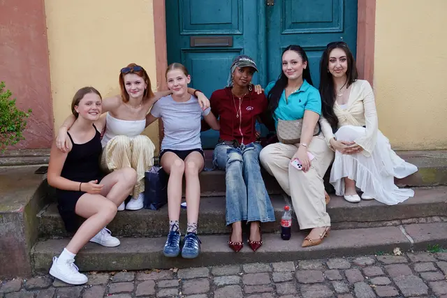Freundschaften, Follower und feste Beziehungen prägen das soziale Leben der Generation Z – besonders dort, wo man sich offline auf dem Stadtfest - wie hier in Amorbach bei Krimskrams und Kerzenschein im Juli 2026 - begegnet und online längst gesehen hat. 
Foto: Roland Schönmüller 
