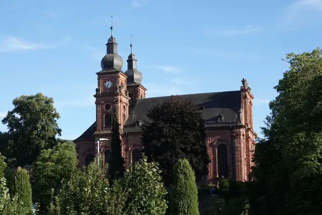 Die St. Gangolf-Kirche in Amorbach.