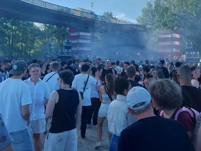 Gleiche Bühne, am Vorabend: Die beliebte Techno-Veranstaltung "Verträumte Angelegenheiten" lockte wieder zahlreiche BesucherInnen an! | Foto: Privat