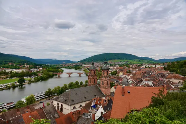 Blick von der Mildenburg auf Miltenberg und das Maintal im Juli 2026. 