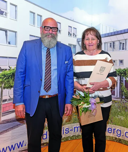 Stellvertretender Landrat Bernd Schötterl gratulierte Waltraud Bernard zur bereits erhaltenen Auszeichnung Weißer Engel für ihre vorbildliche Leistung. | Foto: Winfried Zang