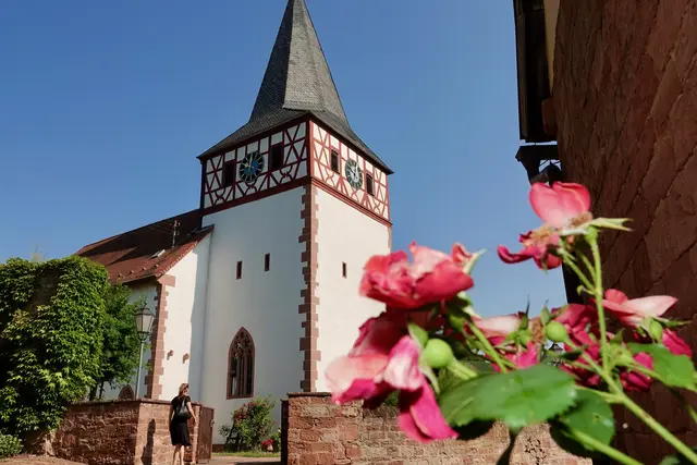 Am eindrücklichsten zeigt sich dieser stille Reiz beim Gang hinauf zur evangelischen Wehrkirche. Ihr ältester Kern reicht in romanische Zeit zurück; der Chorturm wird im Unterbau dem 12. Jahrhundert zugerechnet, im 13. Jahrhundert kam das einschiffige Langhaus hinzu.