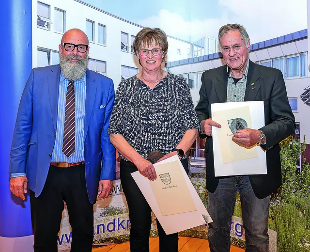 Ehrenplaketten aus dem Jahr 2024 übergab stellvertretender Landrat Bernd Schötterl (links) an Juanita Schwaab und Reinhold Greubel. | Foto: Winfried Zang