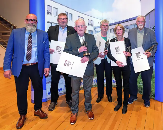 Übergabe der Ehrenpreise mit (von links) dem stellvertretenden Landrat Bernd Schötterl, Adolf Weis, Reinhard Lattin, Elvira Kuhn, Susan Bryant und Josef Rodenfels. | Foto: Winfried Zang