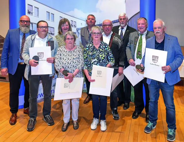 Diese Gruppe nahm aus den Händen des stellvertretenden Landrats Bernd Schötterl (links) Ehrenplaketten entgegen.  | Foto: Winfried Zang