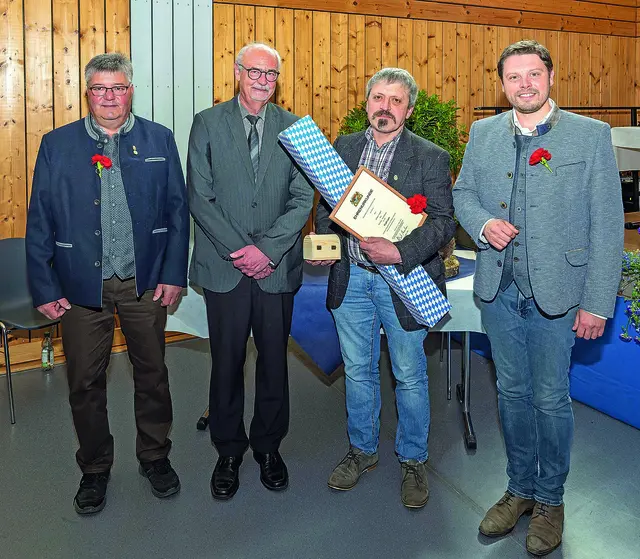 In Vertretung nahm Matthias Fries (zweiter von rechts) die Urkunde für Johann Lipperts 50-jähriges Engagement entgegen. Dazu gratulierten (von links Kreisobmann Christian Schüßler und Vermessungsamtsleiter Wolfgang Reindl sowie (rechts) Landrat Björn Bartels.  | Foto: Winfried Zang