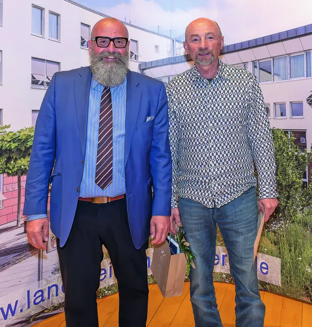 Die Kommunale Dankurkunde überreichte stellvertretender Landrat Bernd Schötterl (links) an Roland Arnold für langjähriges kommunalpolitisches Engagement. | Foto: Winfried Zang