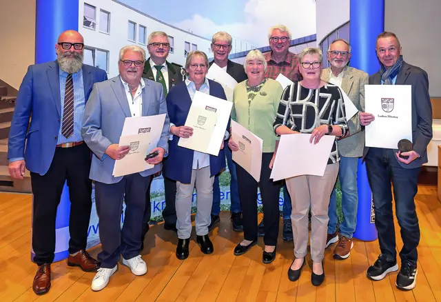 Neun weitere Ehrenplaketten überreichte stellvertretender Landrat Bernd Schötterl (links) an diese Bürgerinnen und Bürger.  | Foto: Winfried Zang