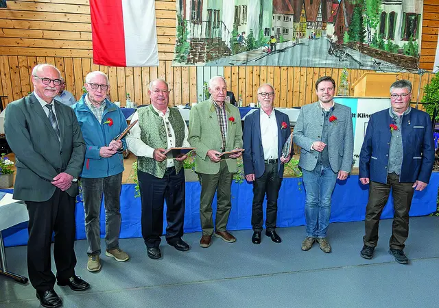 Die für 25 Jahre Tätigkeit als Feldgeschworene Geehrten mit Vermessungsamtsleiter Wolfgang Reindl (links) sowie (von rechts) Kreisobmann Christian Schüßler und Landrat Björn Bartels. | Foto: Winfried Zang