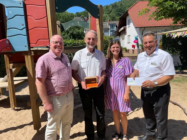 Vor dem neuen Klettergerüst - die Vorstandsmitglieder des Kindergartenvereins -  von links Markus Schuck, Kati Walter und Constantin Steininger zusammen mit Altbürgermeister  Joachim Bieber (2. von links)
 | Foto: Privat
