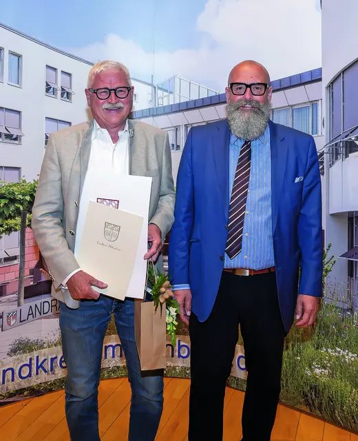 Den Sonderpreis für besonderes bürgerschaftliches Engagement übergab stellvertretender Landrat Bernd Schötterl (rechts) an Dr. Eberhard Kroth. | Foto: Winfried Zang