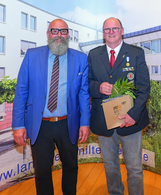 Stellvertretender Landrat Bernd Schötterl (links) gratulierte Thomas Kling zum Bayeri­schen Verfassungsorden, den er von Landtagspräsidentin Aigner bekommen hatte.  | Foto: Winfried Zang