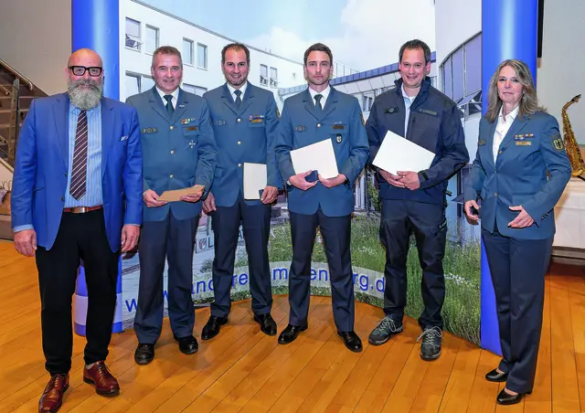 Stellvertretender Landrat Bernd Schötterl (links) und Karin Munzke (Leiterin THW-Regionalstelle, rechts) gratulierten diesen THW-Aktiven zu ihren Auszeichnungen. | Foto: Winfried Zang